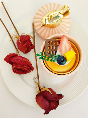 You can put small cakes, cookies, sugar cubes, and make a rich afternoon tea with coffee